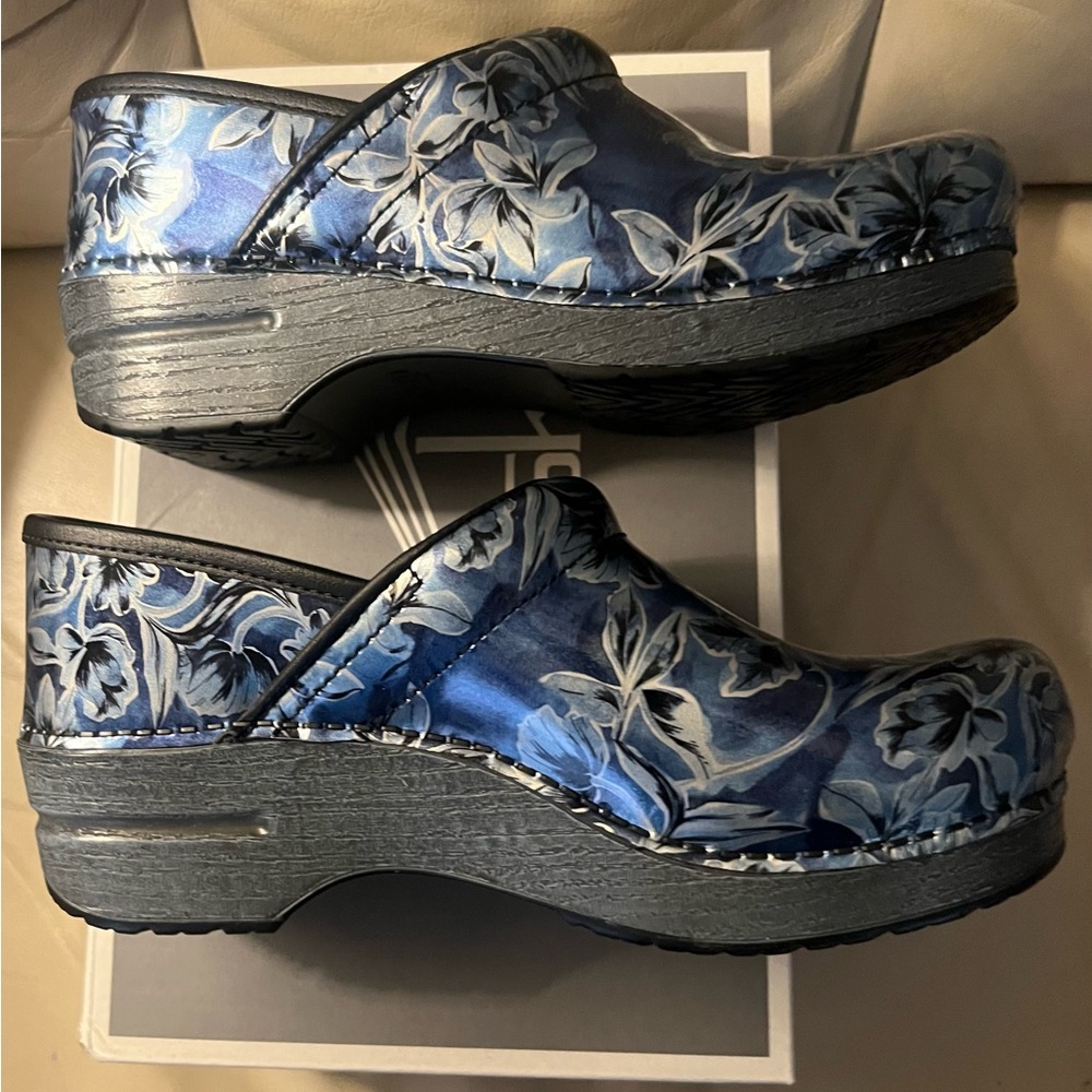 NIB New Dansko Professional Nurse Blue Vine Floral Patent Women's Clog 38 8